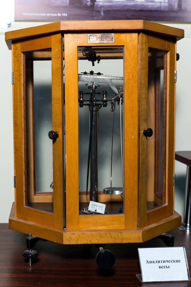 Весы аналитические в футляре для приготовления лекарственных форм.Укр.ССР. 1950-е. Дерево, стекло,металл::Музей истории аптечного дела и трудовой славы ГУП"Таттехмедфарм" g2id43268