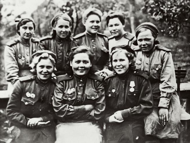 Туйшева З.Х. (второй ряд, вторая справа). 1944г.::Альметьевский район g2id35551