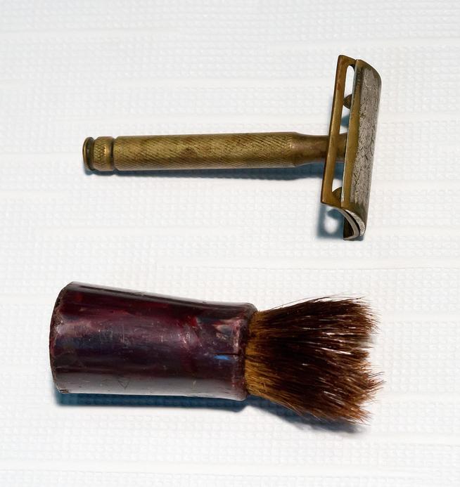 Бритвенный станок, немецкий 1940-х гг./. Помазок, военных лет::Вещественные материалы g2id35063