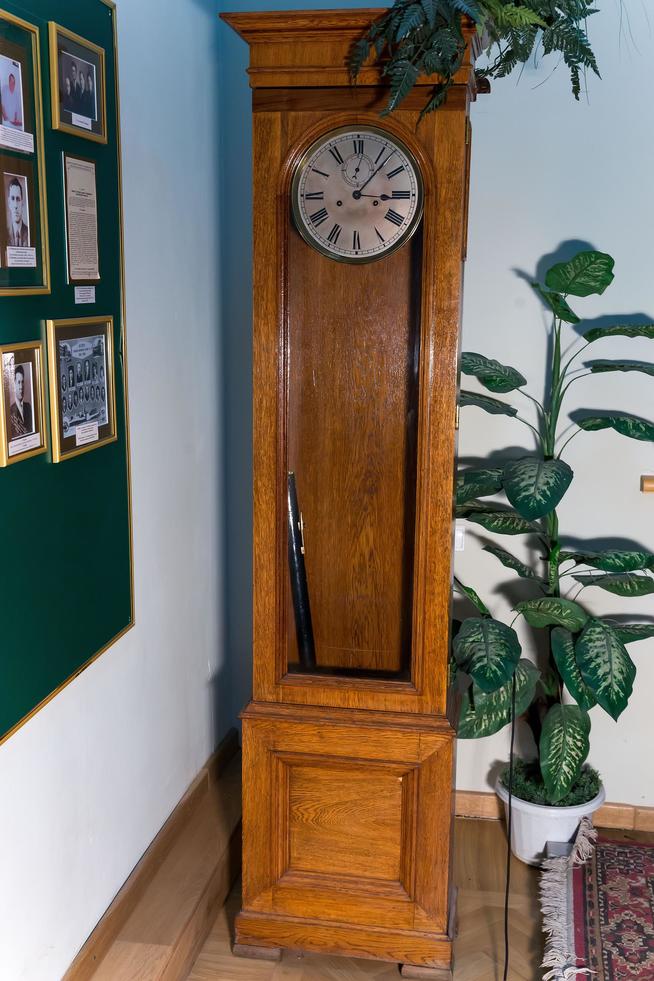 Напольные часы из кабинета ректора Туишева Ю.А.1945::Музей истории педагогического образования в Казани g2id43436