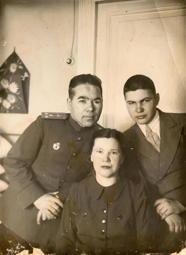Фото. Б.Юсупов с женой и сыном от 13.01.1945г.::Мемориальная коллекция. Юсупов Барий Абдуллович g2id35143