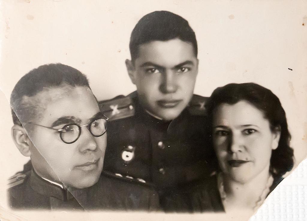 Фото №35179. Фото. Б.Юсупов с женой и сыном от 13.01.1945г.