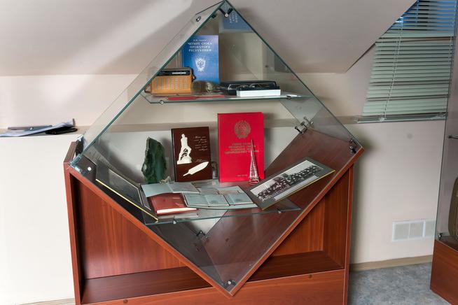 Витрина в музее с материалами прокурора ТАССР  Хамидуллина И.Х . 2014::Музей истории прокуратуры РТ g2id44022