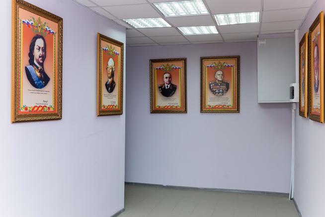 Портреты полководцев перед входом в Музей истории Казанского суворовского военного училища.2014::Музей истории Казанского суворовского военного училища g2id43698