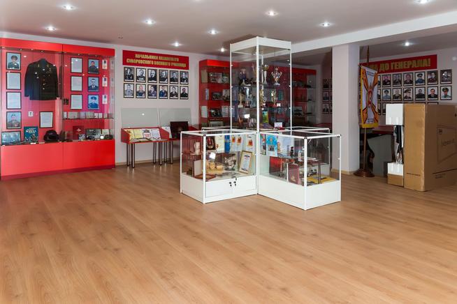 Фрагмент экспозиции Музея истории Казанского суворовского военного училища с подарками.2014::Музей истории Казанского суворовского военного училища g2id43727