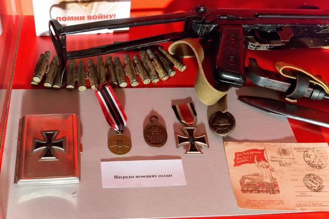 Витрина в музее с наградами немецких солдат.1940-е::Музей истории Казанского суворовского военного училища g2id43804