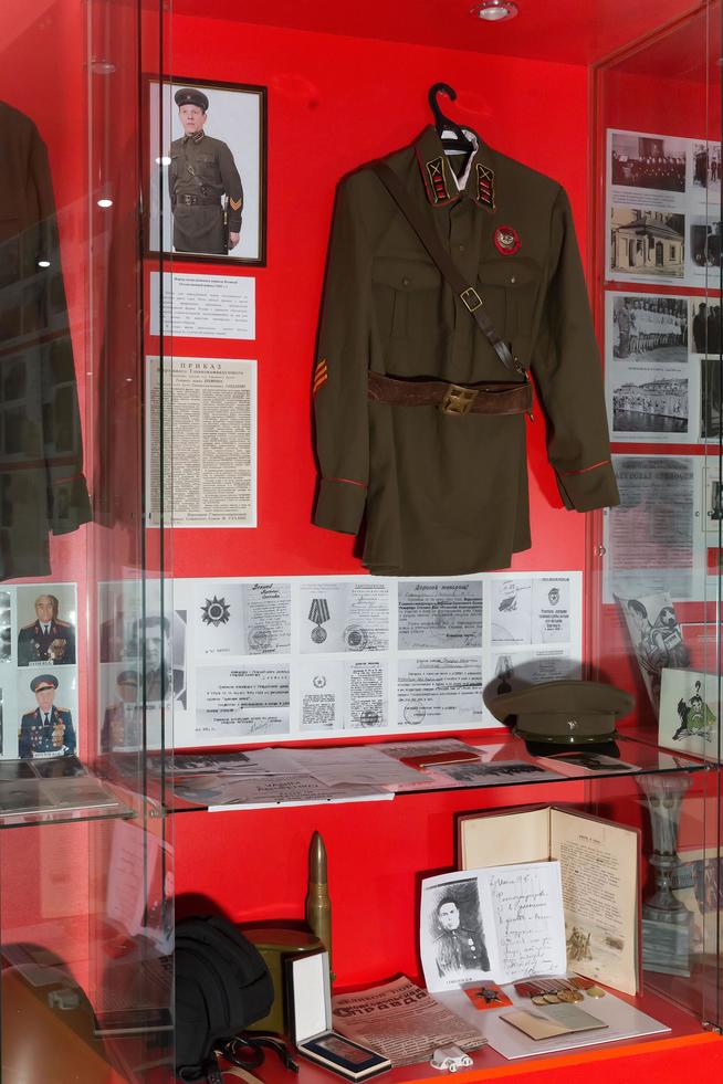 Витрина в музее с документами Демихова В.С.- участника Великой Отечественной войны.  2014::Музей истории Казанского суворовского военного училища g2id43816
