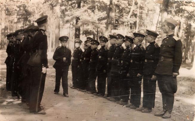 Фото. Суворовцы на первом занятии по строевой подготовке.1944::Музей истории Казанского суворовского военного училища g2id43828