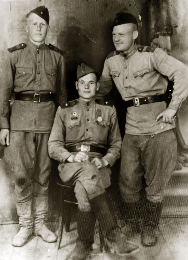 Фото. Герой Советского Союза Камалеев Г.К. (в центре) с боевыми товарищами. 1943::Музей национальной культуры в НКЦ Казань g2id44099