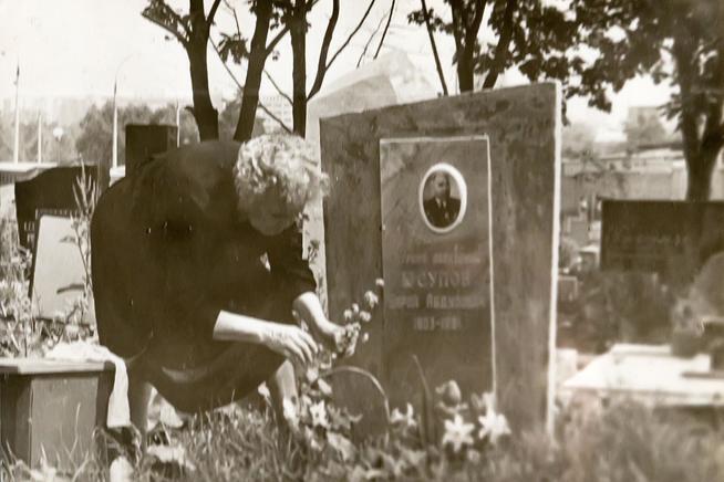 Фото, могила Б.Юсупова от 1983г.::Мемориальная коллекция. Юсупов Барий Абдуллович g2id35279