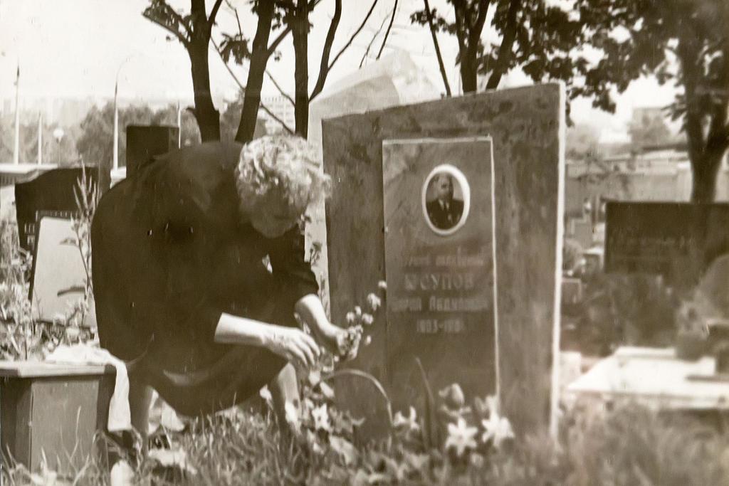 Фото №35279. Фото, могила Б.Юсупова от 1983г.
