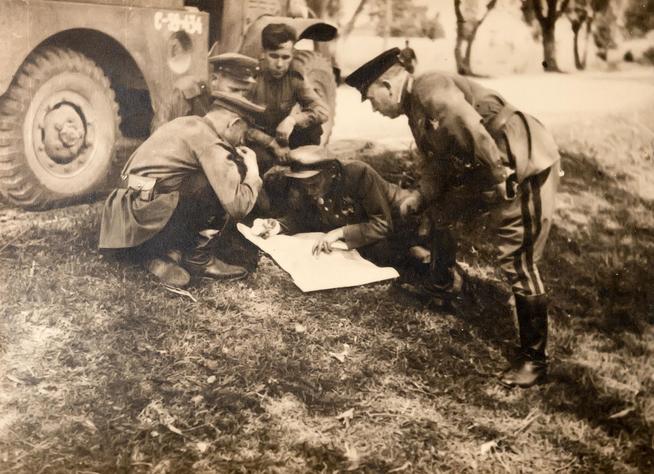 Фото. Генерал-лейтенант Чанышев Я.Д. (справа)  с бойцами, 2 Белорусский фронт. 1945::Музей национальной культуры в НКЦ Казань g2id44135