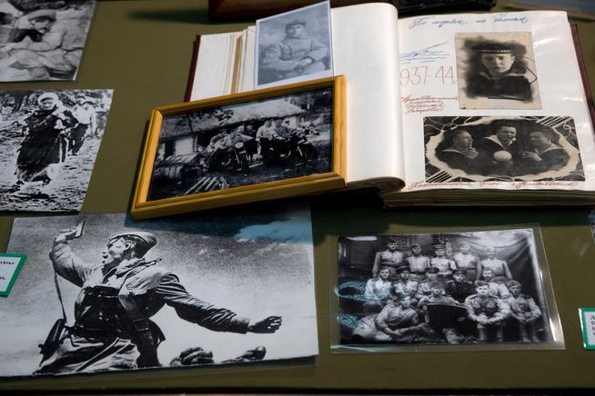 Витрина с военными фотографиями::МБУ «Альметьевский краеведческий музей» g2id35623