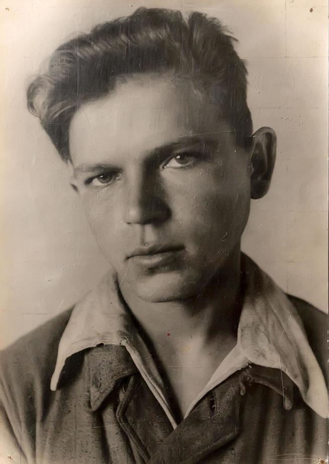 Фото. Титаренко А.Ф. – бригадир, стахановец-двусотник, участник трудового фронта. 1940-е::Музей национальной культуры в НКЦ Казань g2id44199