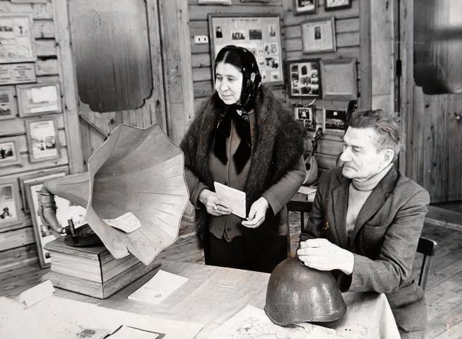 Основатель музея Ахметшин Халиулла Хайруллович с своей женой во время работы в музее::Музей истории села Елхово g2id35867