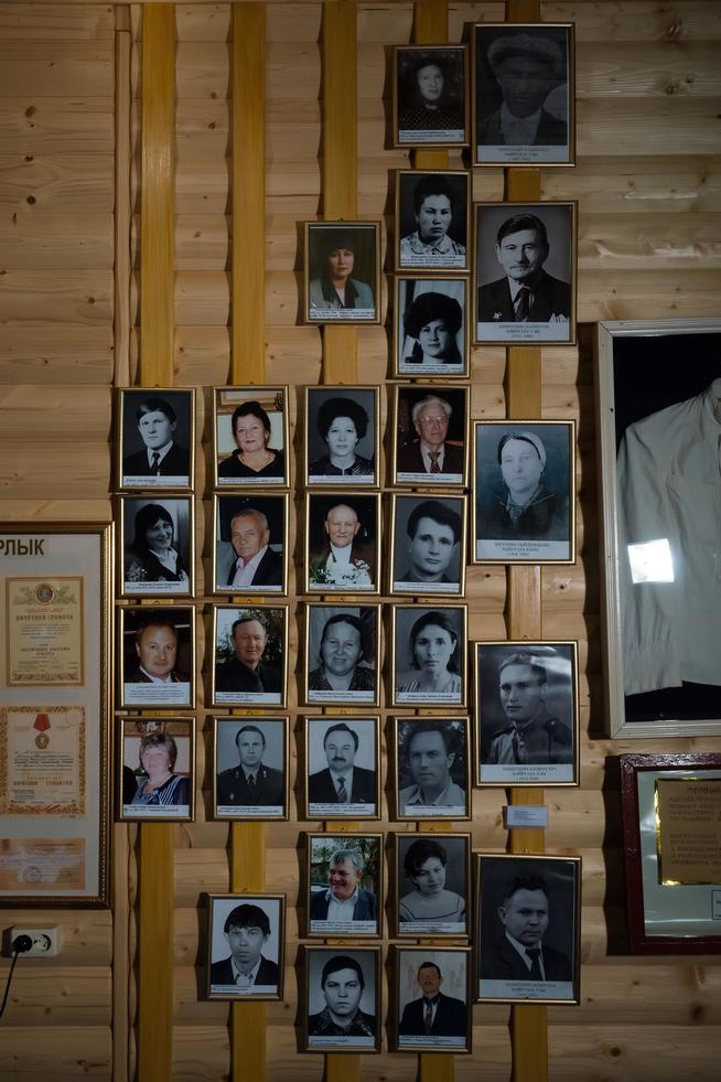 Часть экспозиции. Древа жизни в фотографиях основателя музея, участника ВОВ Ахметшина Халиуллы Хайрулловича::Музей истории села Елхово g2id35903