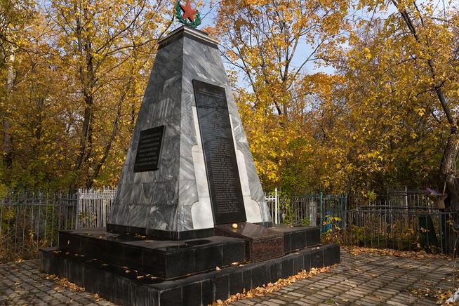 Памятник воинам, умершим от ран в Бугульминском эвакогоспитале № 2784::Бугульминский район g2id21321