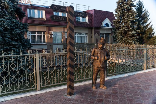 Памятник Швейку.. Бугульма::Бугульминский район g2id22305