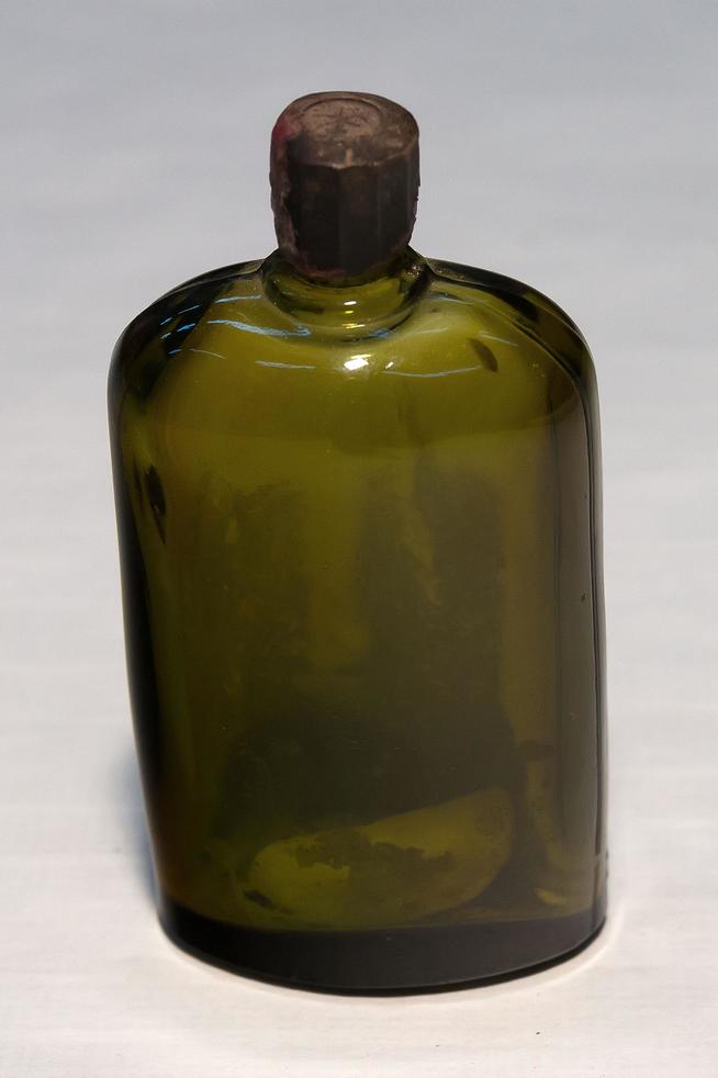 Флакон для одеколона. СССР. 1941-1945 годы. Стекло::ГБУК «Краеведческий музей города Менделеевска» g2id22411
