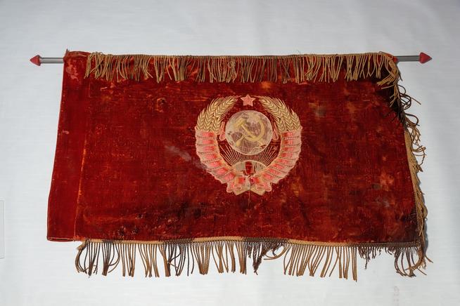 Переходящая знамя фронтовой бригады. 1941-1942 годы. Бархат, бахрома::Хиический завод имени Л.Я.Карпова g2id22747