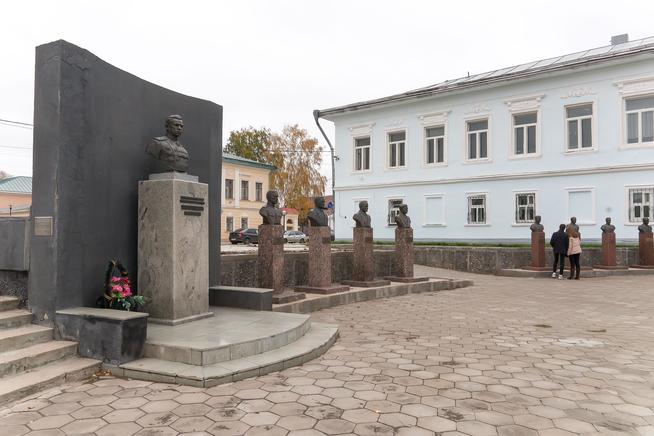 Бюсты героев на площади Памяти::Елабужский район g2id22985