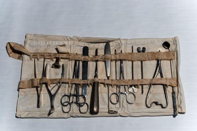 Малый хирургический набор военного врача, участника Великой Отечественной войны. 1930-1940-е годы. Металл, ткань::Музей уездной медицины имени В.М.Бехтерева g2id23293