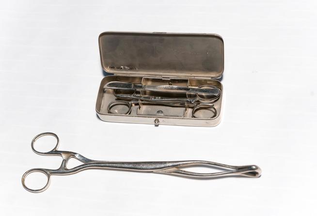 Хирургические скальпель и ножницы хирурга полевого госпиталя. 1930-1940-е годы. Металл::Музей уездной медицины имени В.М.Бехтерева g2id23297