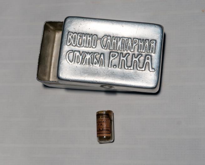 Футляр для медицинских инструментов военного врача полевого госпиталя. СССР. 1930-1940-е годы. Металл::Музей уездной медицины имени В.М.Бехтерева g2id23305