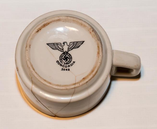 Трофейная чашка, увезенная участником Великой Отечественной войны. Германия. 1942. Керамика::Музей истории города (Елабуга, РТ) g2id36231