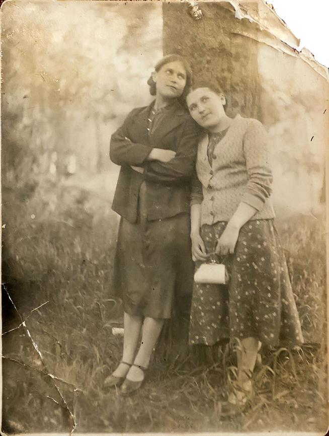 Фото. Грачева (Баркевич) Е.П. (1921 г.р.) - участница Великой Отечественной войны с подругой. 1930-е годы удалить::Алексеевский район g2id9005