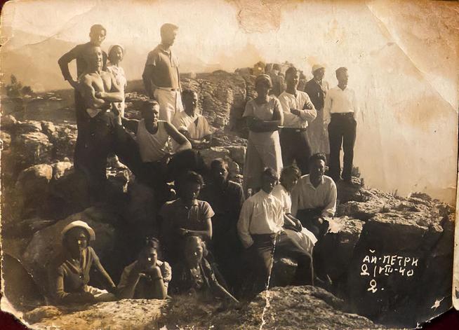 Фото. Грачева (Баркевич) Е.П. (1921 г.р.) - участница Великой Отечественной войны с друзьями. Ай-Петри. 8 августа 1940 года удал::Алексеевский район g2id9009