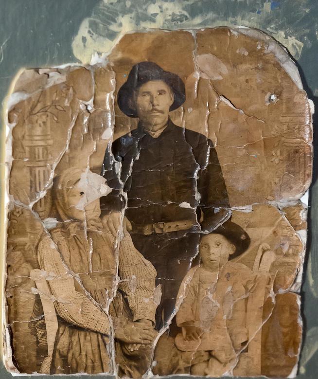 Фото. Давлетов Б.Е. (1924-1943) с родителями. с.Актаныш. 1928::ГБУ «Актанышский районный краеведческий музей» g2id32730