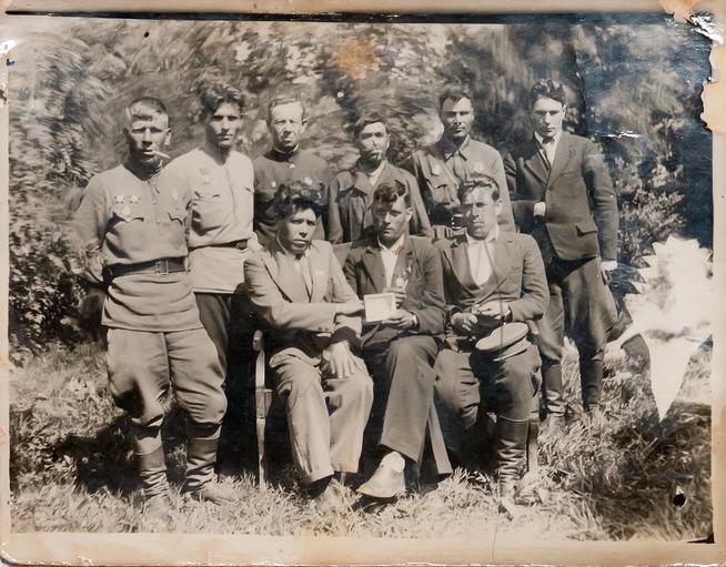 Фото. Фадеев С.М. (1919-1952) - Герой Советского Союза среди своих земляков. Актанышский район. 1945::ГБУ «Актанышский районный краеведческий музей» g2id32762