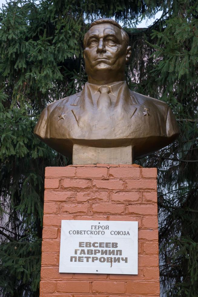 Бюст Героя Советского Союза Евсеева Гавриила Петрович. Мемориал  в с. Потапово-Тумбарлы::Бавлинский район g2id25268