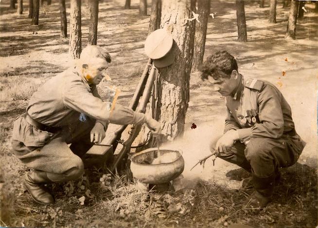 Фотография. Сержант Петров Иван Евдокимович (справа) с сослуживцем готовят обед на костре в берлинском парке незадолго до демоби::МБУ «Музей родного края им. В.И.Абрамова Алексеевского муниципальногоо района Республики Татарстан» g2id9113