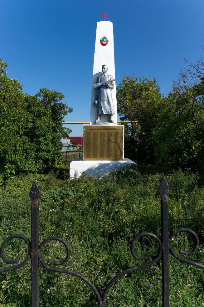 Памятник павшим воинам. Село Нижнее Береске. 2014::Атнинский район g2id4509