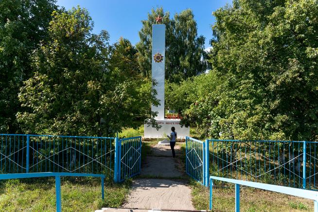 Стела. Село Большая Атня. 2014::Атнинский район g2id4953