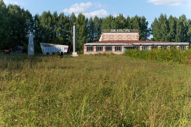 Мемориальный комплекс возле Дома культуры с. Кубян::Атнинский район g2id5201