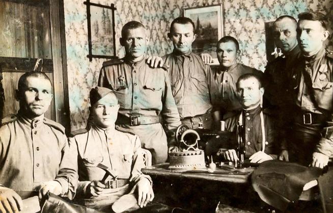 Фотография из архива Павла Алексеевича Просвирова (сидит 2-й слева) ур. с. Алексеевское, первый слева - Косов Степан Васильевич,::МБУ «Музей родного края им. В.И.Абрамова Алексеевского муниципальногоо района Республики Татарстан» g2id9369