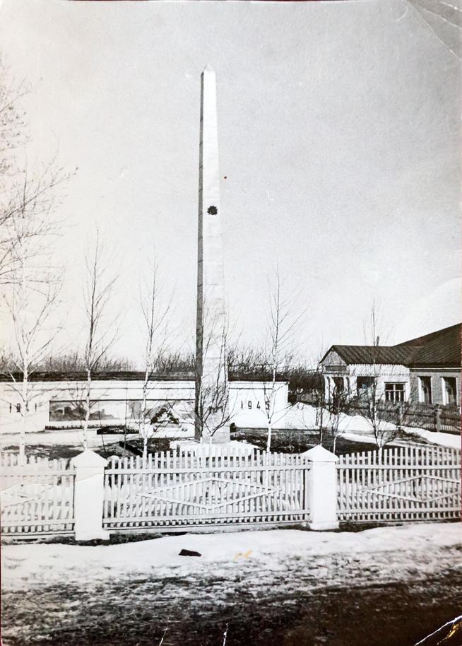 Фото. Обелиск, посвященный Великой Отечественной войне. Дер. Кунгер Атнинского района . 1970-е ::Личный архив Галиева Файзи Ахметовича g2id4605