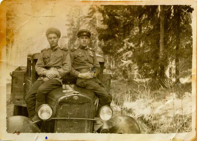 Фотография.  Муртазин Асхат Харисович (слева) с сослуживцем. Кон. 1940-х гг.::МБУ «Музей родного края им. В.И.Абрамова Алексеевского муниципальногоо района Республики Татарстан» g2id9541