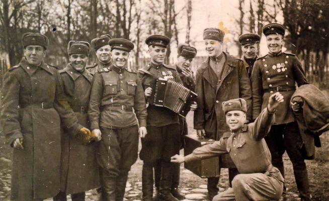 Фотография из архива Муртазина Асхата Харисовича (второй слева). Группа бойцов погранвойск с гармонью и пляской провожает демоби::МБУ «Музей родного края им. В.И.Абрамова Алексеевского муниципальногоо района Республики Татарстан» g2id9565