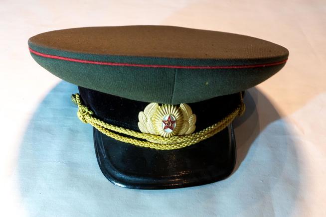 Фуражка генерал-лейтенанта танковых войск Павёлкина Михаила Ивановича.  1950-е гг. ХХ в. Диагональ п/ш, бархат, фибра, алюминий,::МБУ «Музей родного края им. В.И.Абрамова Алексеевского муниципальногоо района Республики Татарстан» g2id9581