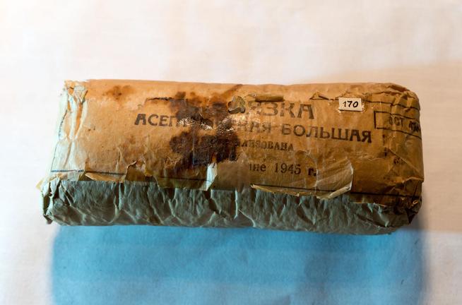 Повязка асептическая (индивидуальный пакет).  Принадлежала участнику войны Шарову  Леониду Яковлевичу.  1945 г.::МБУ «Музей родного края им. В.И.Абрамова Алексеевского муниципальногоо района Республики Татарстан» g2id9597