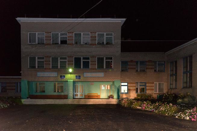 Старокувакская средняя школа. Мемориальная табличка на стене о том, что в школе обучались два Героя Советского Союза::Лениногорский район g2id22345