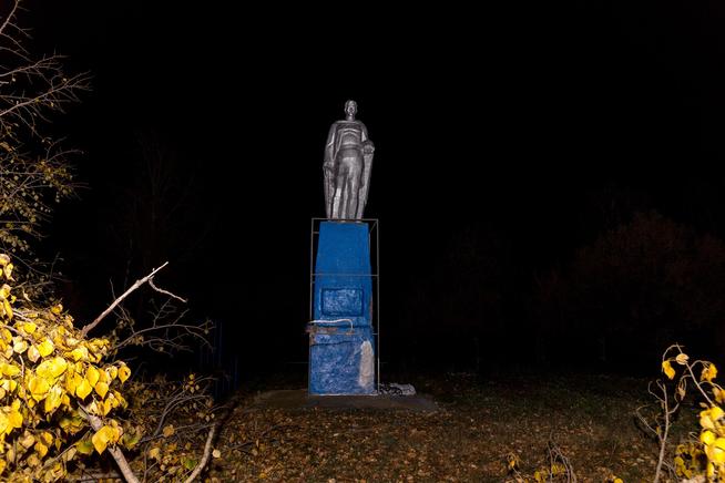 Памятник солдату на территории Старокувакской СОШ::Лениногорский район g2id22349