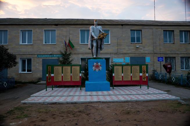 Памятник солдату возле Дома культуры с. Сугушла. 2014 г.::Лениногорский район g2id25742