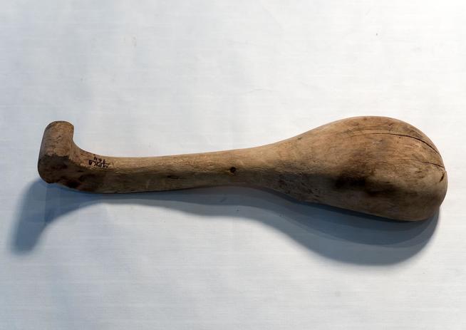 Черпак – половник использовался как мерка для гороховой каши на одного рабочего завода «Сухое молоко» в  смену.1940-е гг. Дерево::МБУ «Музей родного края им. В.И.Абрамова Алексеевского муниципальногоо района Республики Татарстан» g2id9677