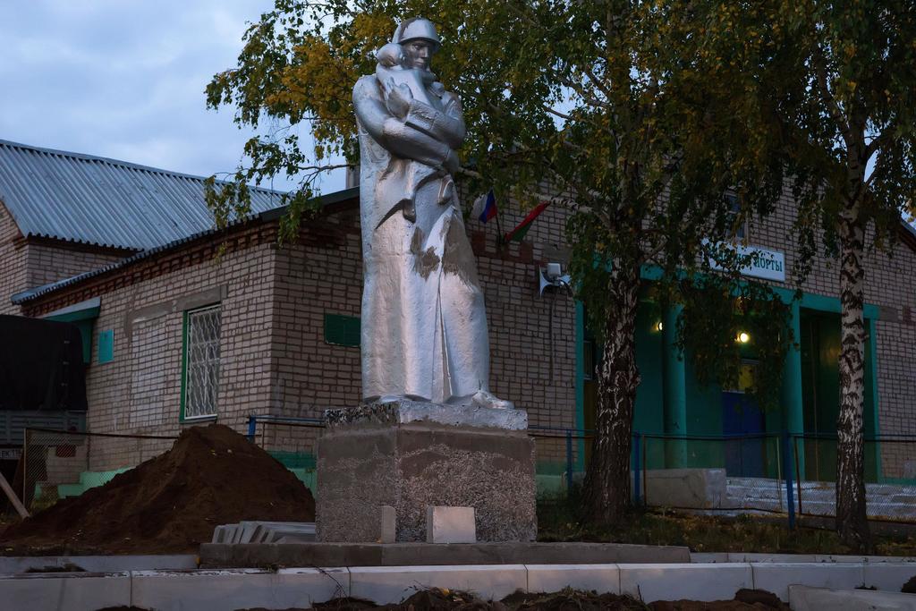 Фото №25758. Памятник солдату-защитнику. 2014 г., с. Каркали Лениногорский р-он, РТ