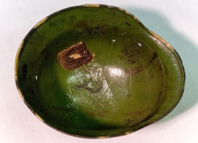 Каска образца 1935 г. Германия. 1940-1943 гг.::МОУ «Алексеевская средняя общеобразовательная школа № 1». В школе находится музей военно-исторического клуба «Звезда».  g2id10015